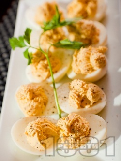 Яйчени хапки - пълнени яйца с майонеза и кисели краставички - снимка на рецептата